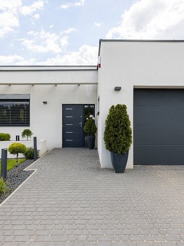 Porta basculante o sezionale per garage