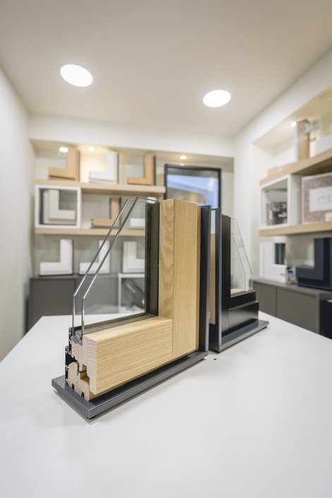 Interno dello showroom con soluzioni per imbotti delle finestre di vari colori