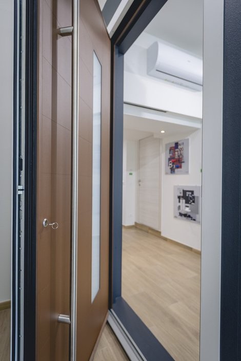 Interno dello showroom con esempio di porta blindata che dà accesso a