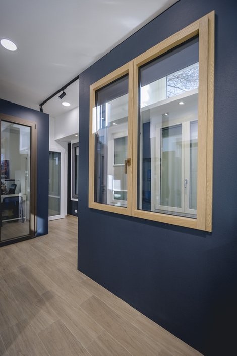 Interno dello showroom con soluzioni per finestre